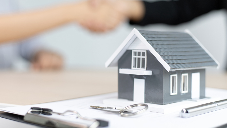 une fausse maison sur un bureau